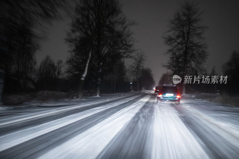 路在暴风雪的夜晚