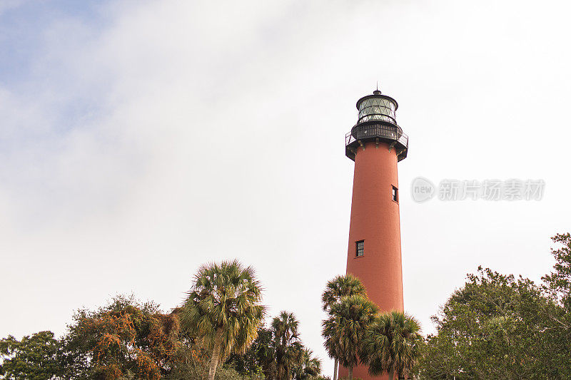 红木星灯塔在木星，佛罗里达州在2021年1月的中午