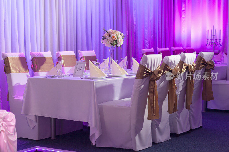 正式的婚礼地点设置在长桌的背景