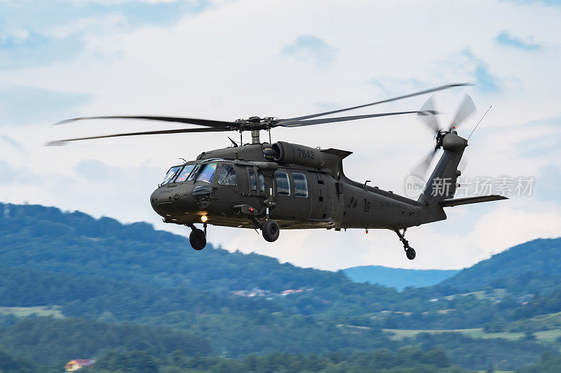 2019年斯洛伐克国际航空节上，斯洛伐克空军西科斯基UH-60M黑鹰7642运输直升机展示