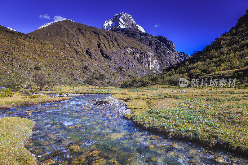 位于秘鲁安第斯山脉的科迪勒拉-布兰卡山脉，靠近69湖的山谷，河流和瓦斯卡兰