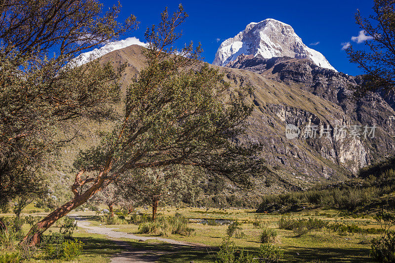 峡谷附近的69湖与徒步旅行，科迪勒拉布兰卡和瓦斯卡兰-安第斯，秘鲁，安第斯
