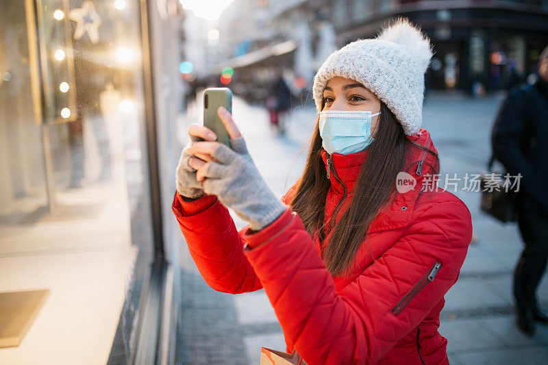 一个年轻白人女人购物的侧视图