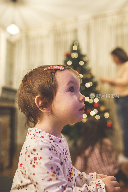 小女孩在家里享受圣诞节的魔力