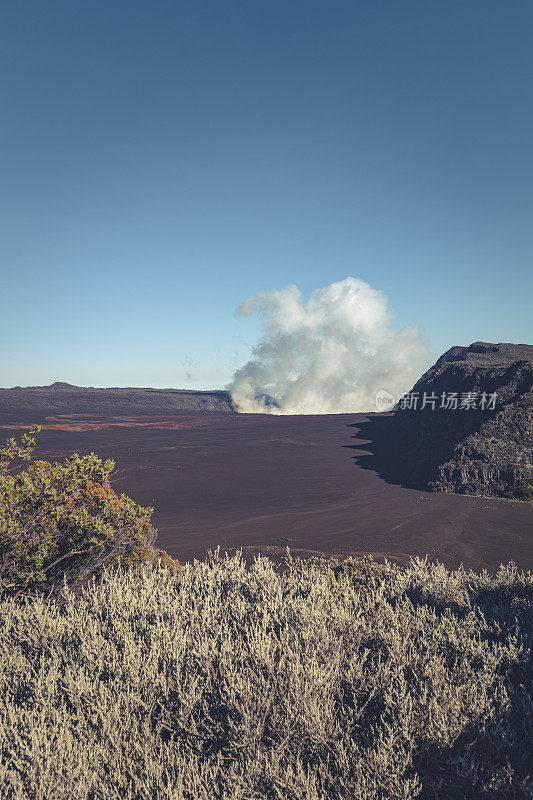 平原的黑褐色火山景观，留尼旺岛