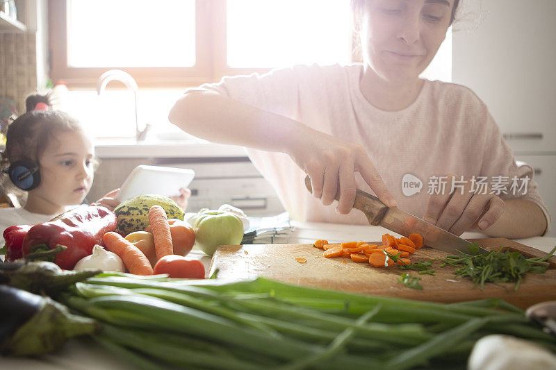 妈妈和女儿在厨房