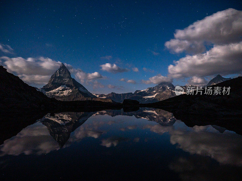 夜晚的马特洪峰，倒影在高山湖上