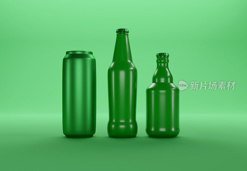 3个绿色啤酒瓶在绿色背景上。空瓶子与复制空间。