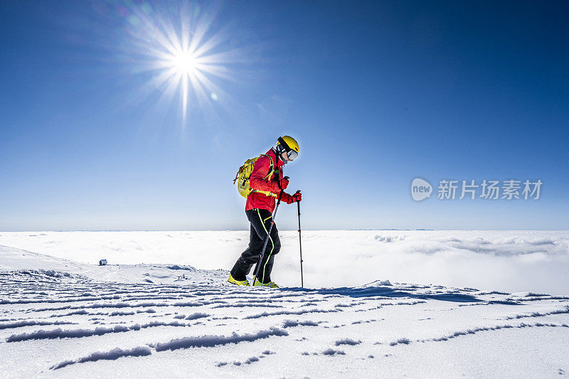 一位滑雪旅游爱好者享受着神奇的冬日