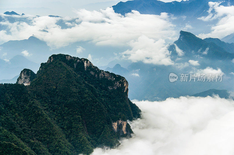 中国神农架，云雾缭绕
