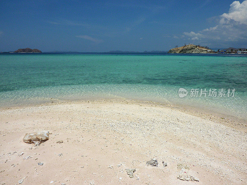 透明的弗洛雷斯海在Sebayur岛，印度尼西亚