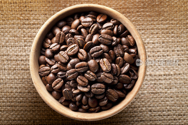 木碗里的咖啡豆