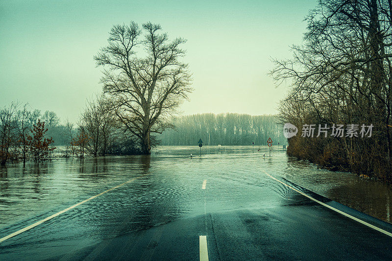 莱茵河淹没了一条街道