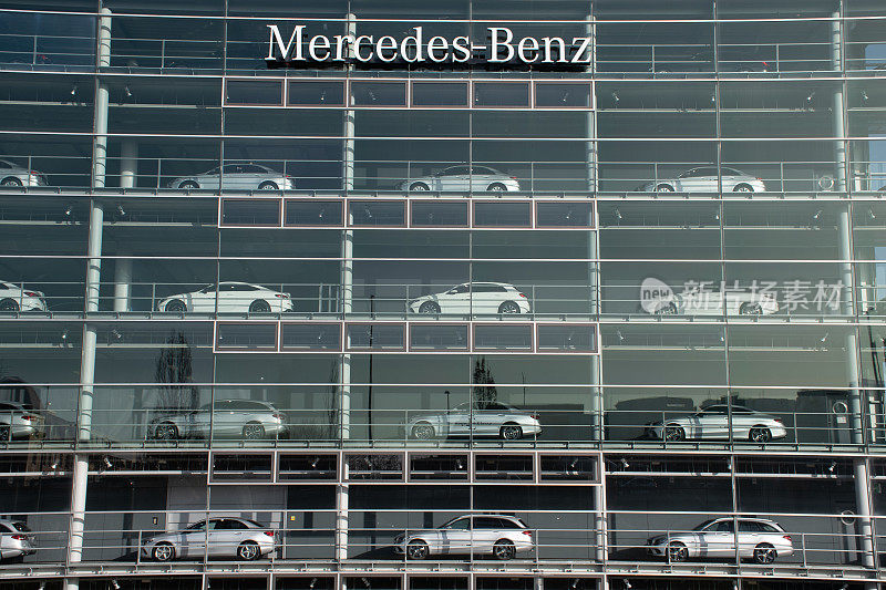 在德国慕尼黑奔驰大厦窗户上展示的待售汽车