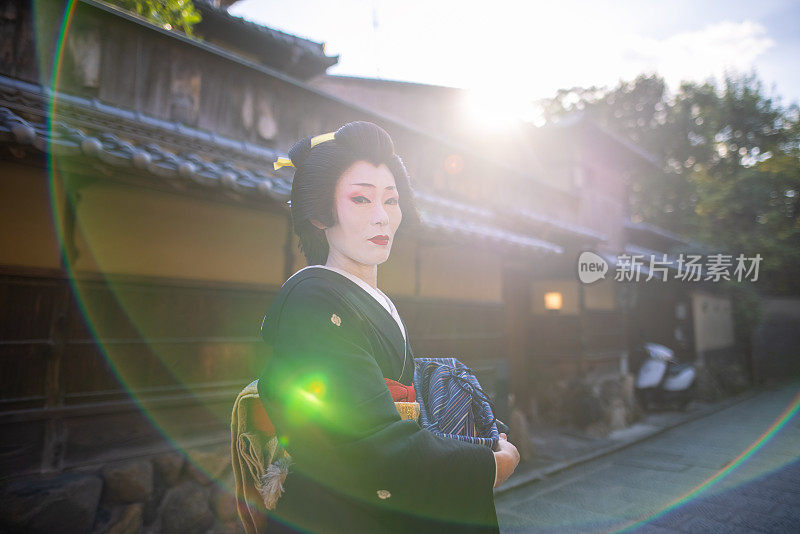艺妓的肖像站在传统的日本街道在园，京都