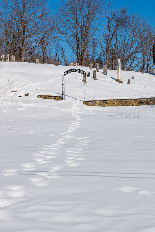 墓地入口在雪中