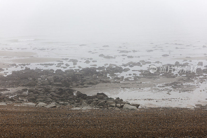 有雾的一天，伊斯特本海岸