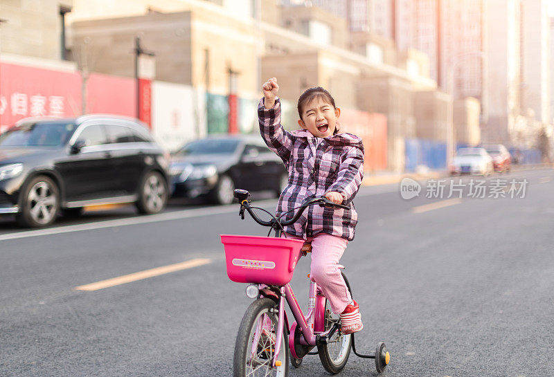 小女孩在路上骑自行车