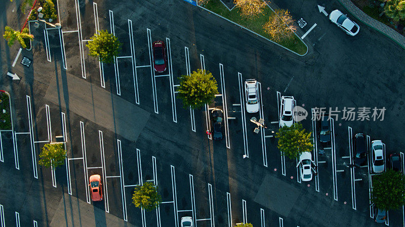 无人机拍摄的日落大道购物中心停车场