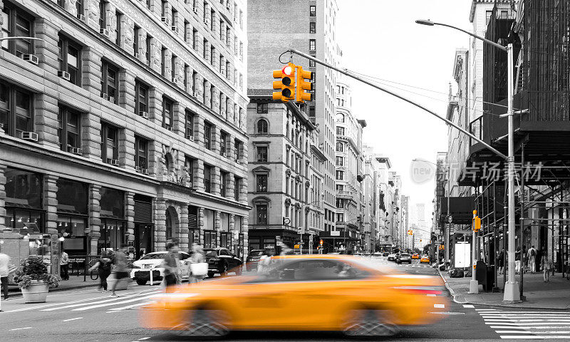黄色出租车驾驶在黑色和白色的街景在第五大道繁忙的人群在纽约市曼哈顿