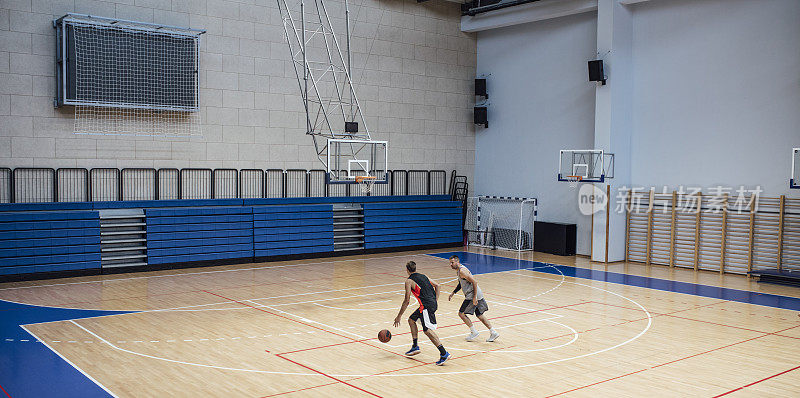 篮球比赛:两个年轻人一对一打篮球(复制空间)