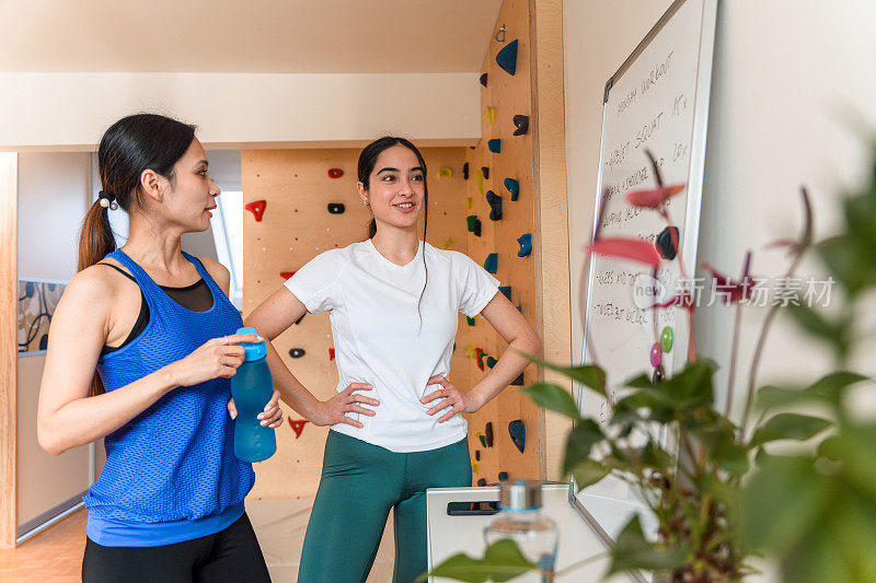 两位亚洲女运动员讨论家庭锻炼计划