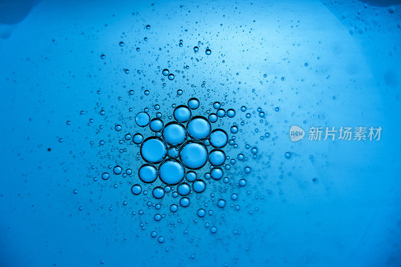 蓝色背景上的气泡簇中心框架