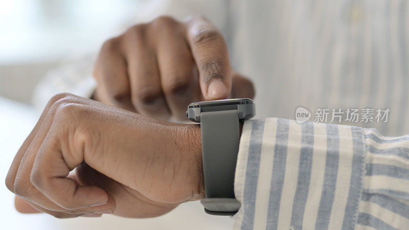 非洲手使用智能手表