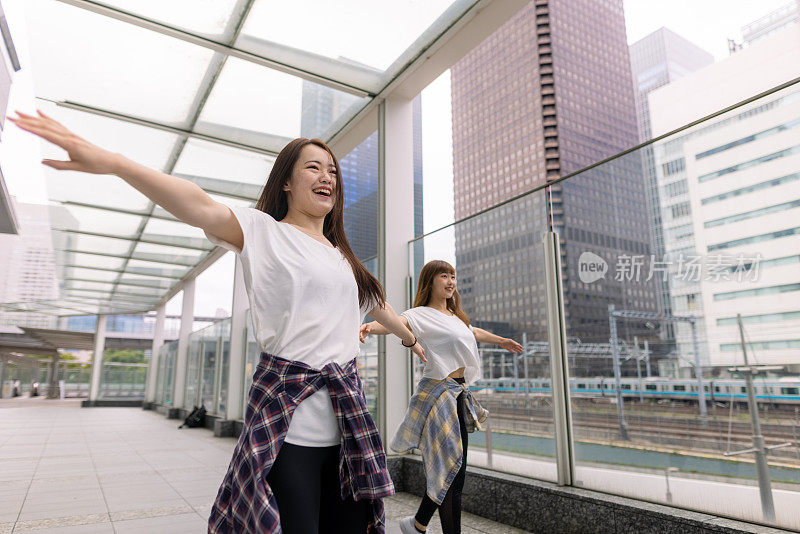 年轻的女舞者在城市里跳舞