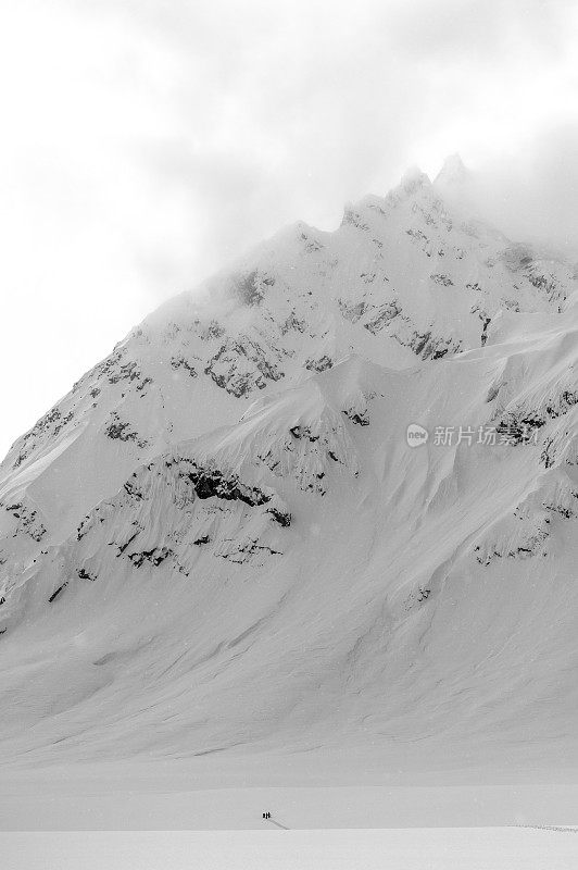 偏远地区的滑雪者攀登加拿大的落基山脉