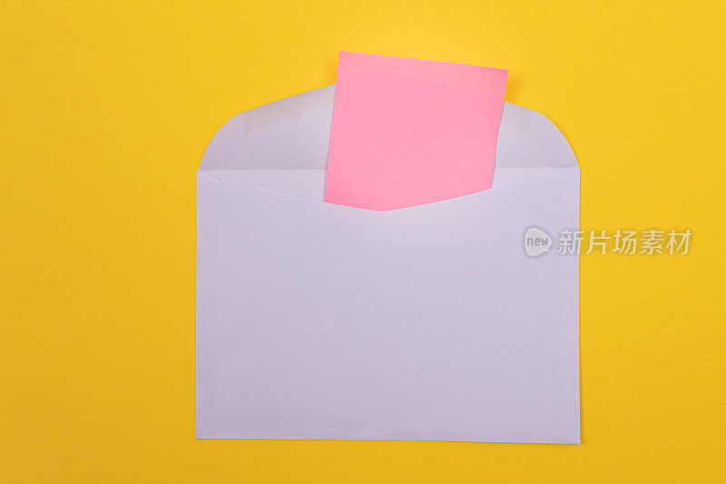 紫色信封，内附粉红色空白纸
