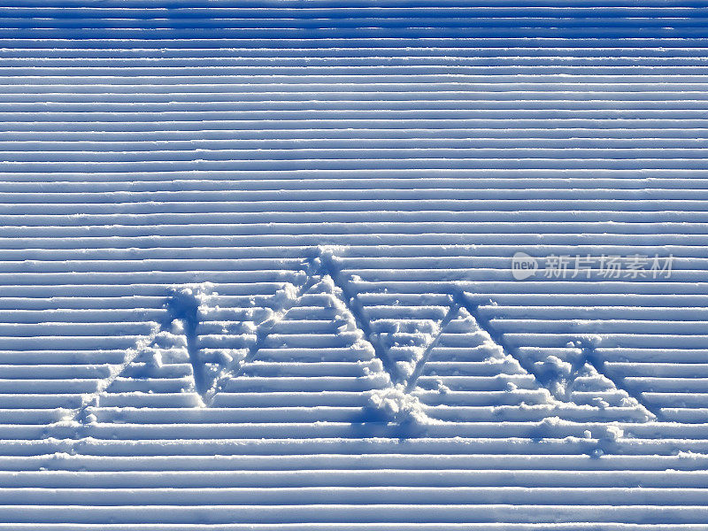 在新修的滑雪道上，群山被新积的雪所吸引