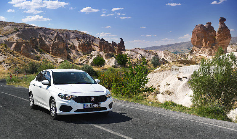 2021年12月7日，土耳其卡帕多西亚:白色菲亚特Tipo在卡帕多西亚山区的高速公路上。菲亚特Tipo是菲亚特从2015年开始生产的小型车。