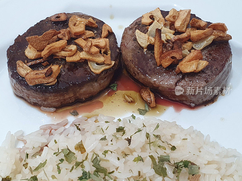 蒜蓉菲力牛排配油沙司