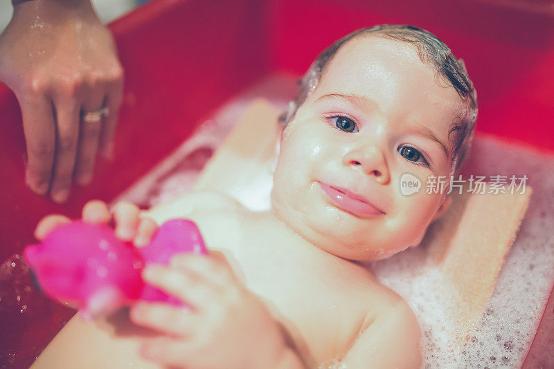 漂亮的宝宝在享受洗澡