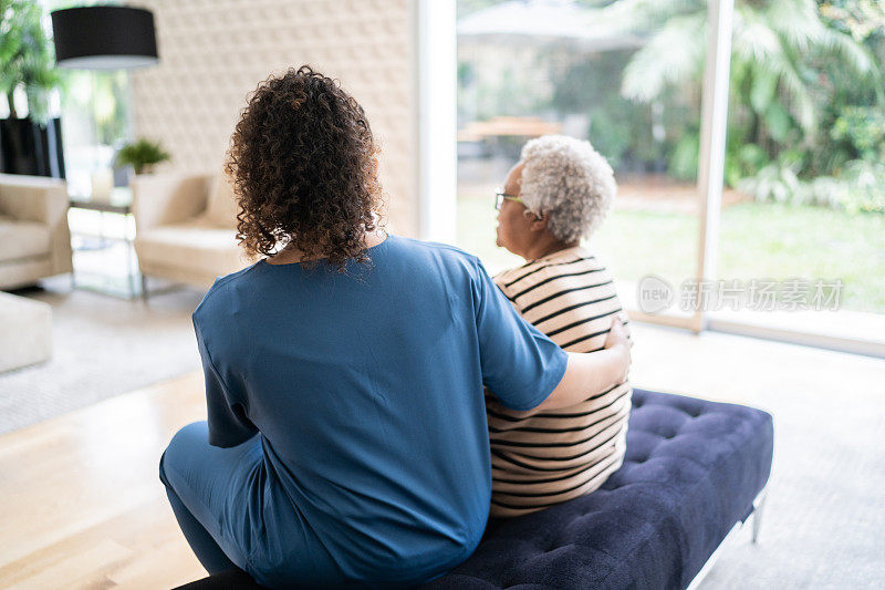 家庭护理人员在家中与老年病人交谈和安慰
