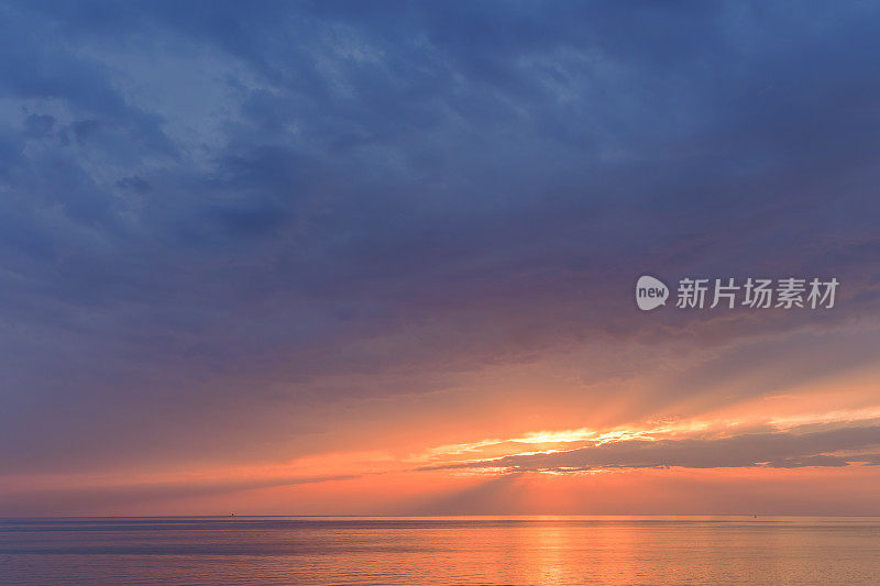 戏剧性的海景在都勒斯海滩的全景