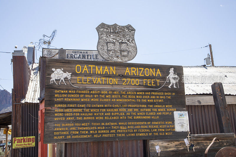 66号公路的奥特曼入口标志。这个标志解释了骡子在奥特曼村的角色。
