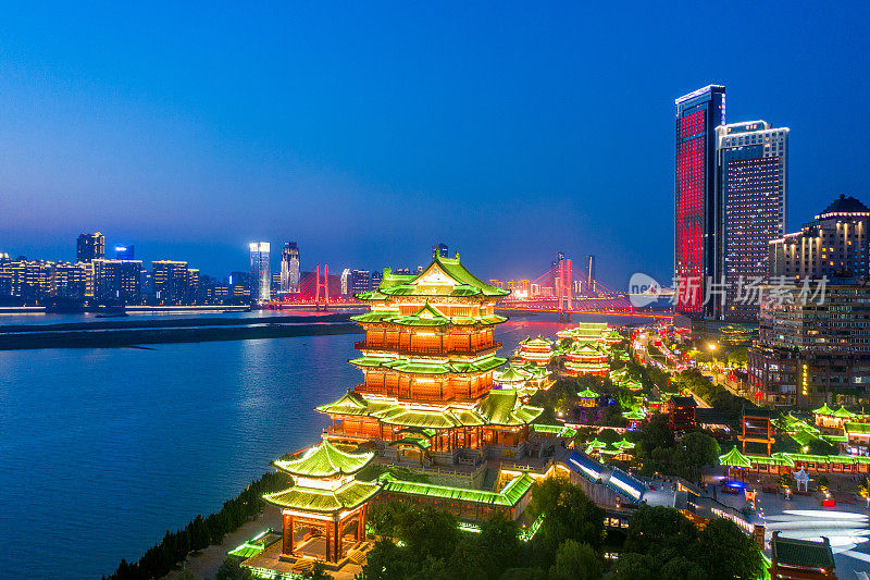 江西南昌滕王阁夜景，中国古建筑。