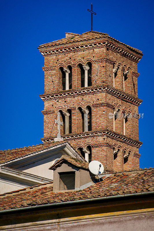 位于罗马中心的阿凡丁河上的博尼法斯和阿列克谢大教堂的钟楼