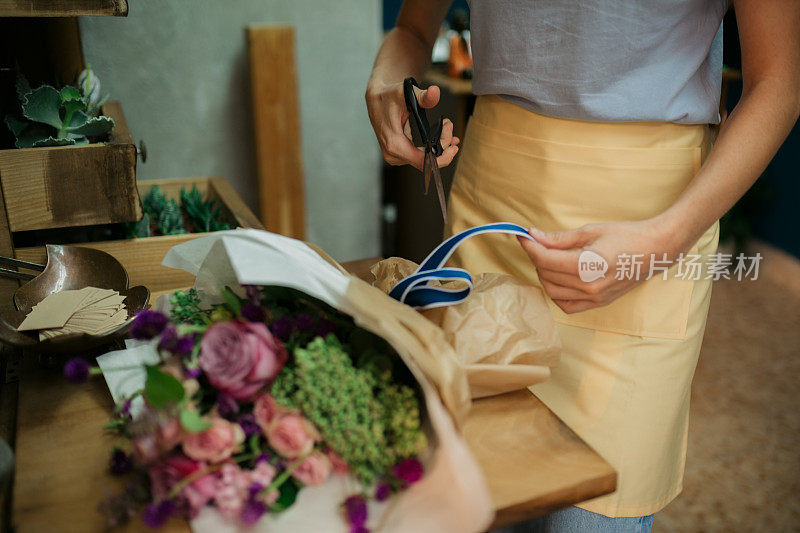 年轻的不知名的白人女性花店工作