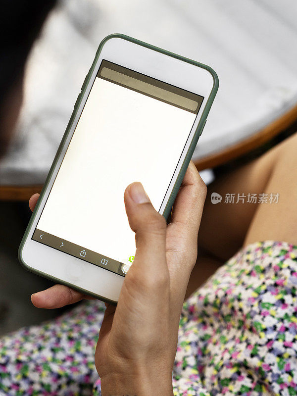 使用智能手机的女性，在白屏上使用智能手机的女性双手特写