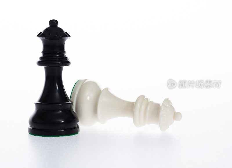 两个皇后棋子在白色背景上