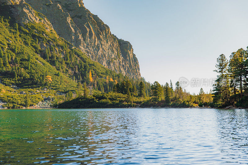 在斯洛伐克，以山脉为背景的泡泡湖的风景