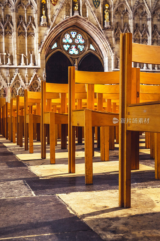 教堂木制椅子的设计和细节