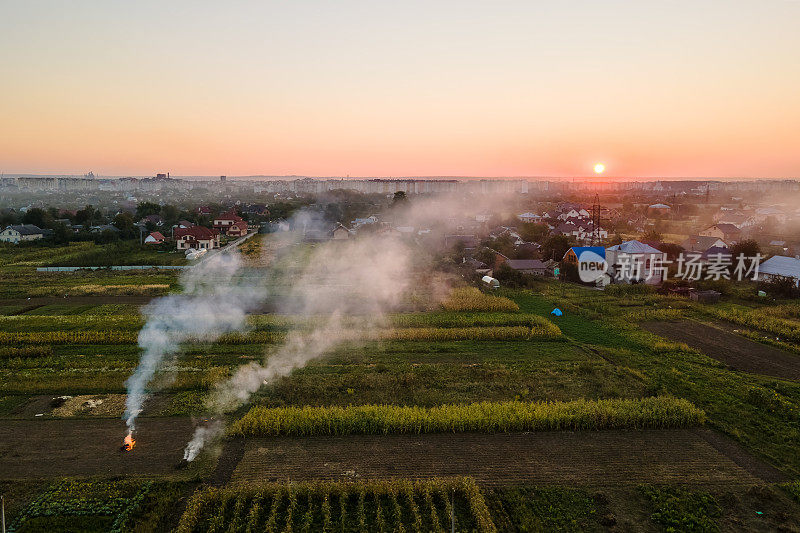 鸟瞰图:在旱季，干草和秸秆残茬燃烧的农业废弃物燃烧产生的浓烟污染了农田的空气，导致全球变暖，产生致癌气体
