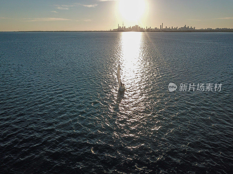 安大略湖上的帆船，背景是多伦多市中心