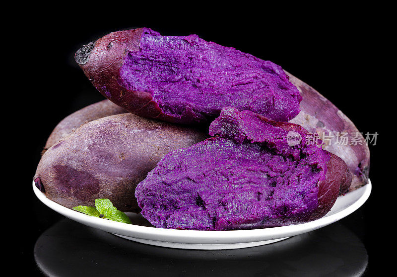黑底上放着一盘紫薯