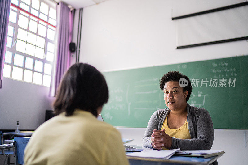 学生在教室里和老师一起学习