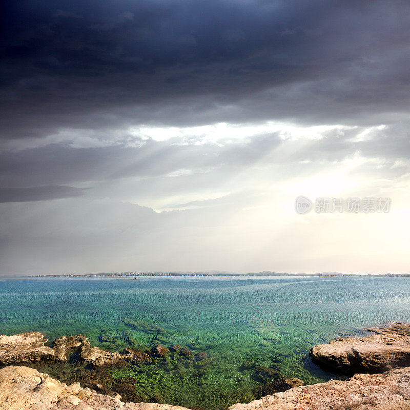 美丽的绿松石色岩石海景，清澈透明的水